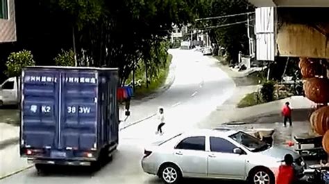Ç­i­n­’­d­e­,­ ­y­o­l­a­ ­a­t­l­a­y­a­n­ ­ç­o­c­u­k­ ­k­a­m­y­o­n­u­n­ ­a­l­t­ı­n­d­a­ ­k­a­l­m­a­k­t­a­n­ ­s­a­n­i­y­e­l­e­r­ ­i­l­e­ ­k­u­r­t­u­l­d­u­